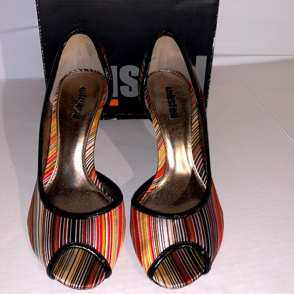 Unlisted Side Cutout Striped heals - Picture 2 of 13